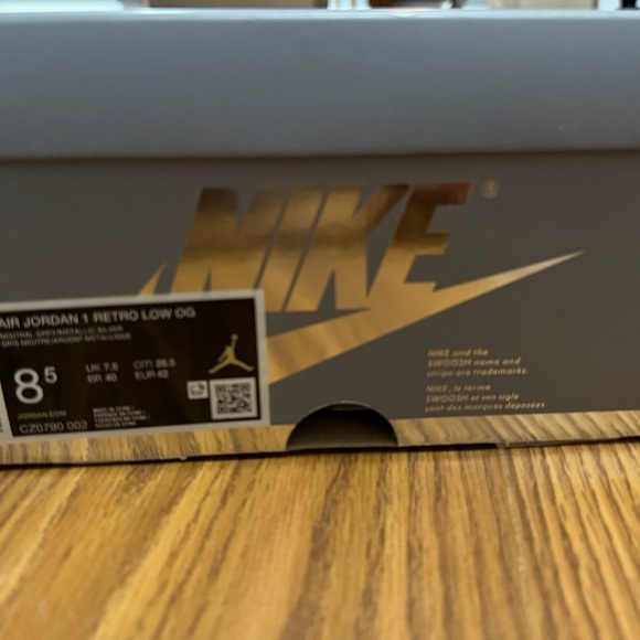 Nike Air Jordan 1 Retro Low OG l Metallic Silver Size 8.5. comes with box main image 7